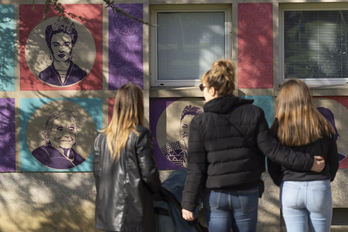 Díez y Artetxe, con sus hijas, frente a un mural en Sopela.