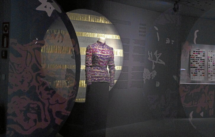 Balenciaga Museoaren erakusketa berria osatzen duten 90 soinekoetako bat.