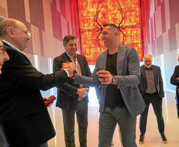 Josean Kerejeta, de nuevo presente entre los mortales, saluda a Luis Scola.