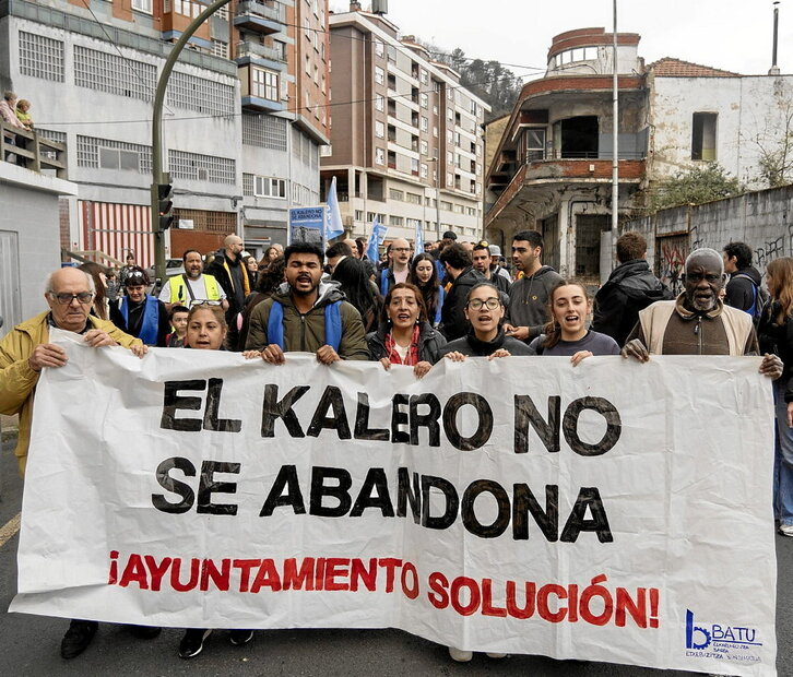 Una manifestación demandó ayer tarde una solución al Ayuntamiento.