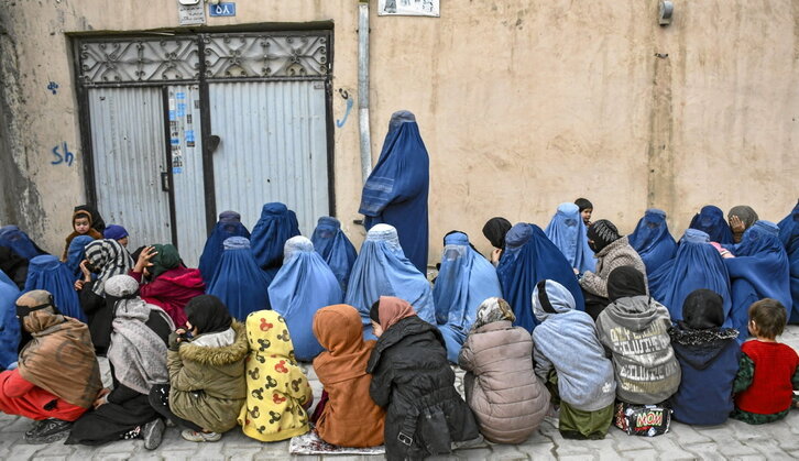 Afganistango emakume eta haurrak , ramadaneko baraualdiaren ostean janaria jasotzeko zain, Mazar-i-Xarifen.