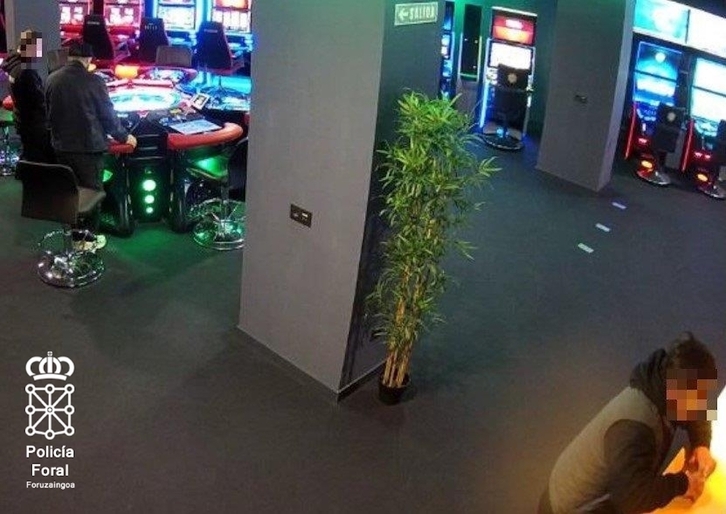 Imagen de las cámaras de seguridad del salón, con la ruleta al fondo.