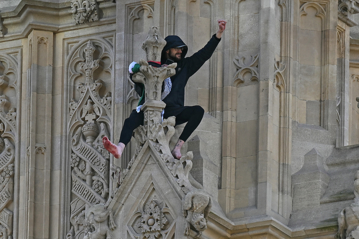 Imagen del hombre encaramado al Big Ben.