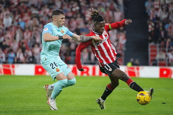 Giovanni González y Nico Williams disputan un balón en el Athetic-Mallorca de la temporada pasada.
