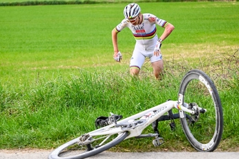 Pogacar se levanta y se apresura a coger su bicicleta tras sufrir una dura caida en la Strade Bianche.
