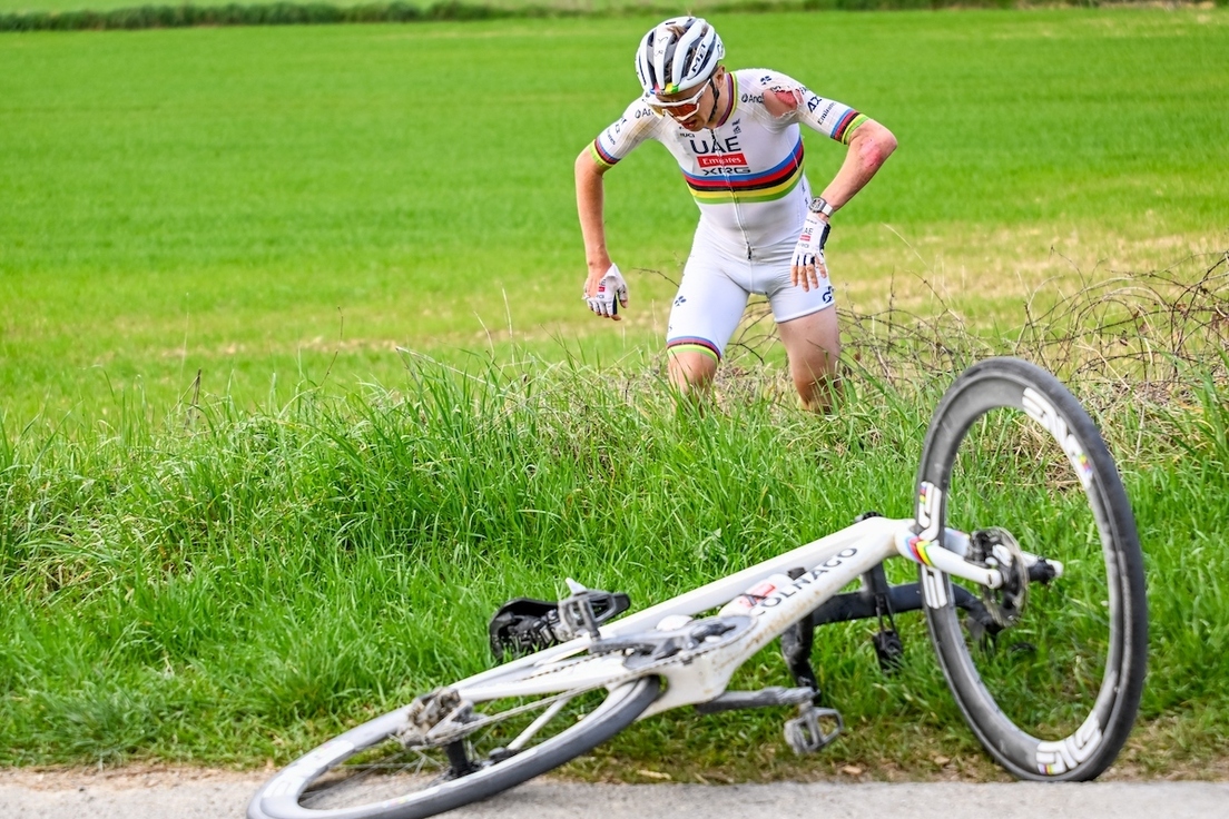 Pogacar se levanta y se apresura a coger su bicicleta tras sufrir una dura caida en la Strade Bianche.