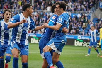 Los jugadores albiazules celebran el 1-0 marcado por Manu Sánchez. 