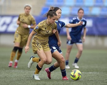 Lezeta, en su primer partido como titular, pugna con Young-Ju Lee.