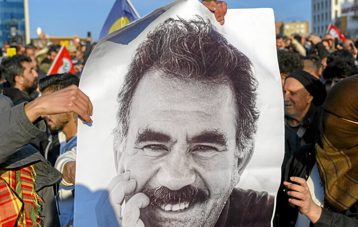 Protestantes portan la fotografía de Abdullah Öcalan.