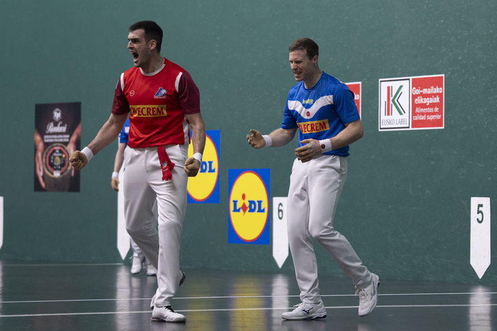 Ezkurdia tanto bat ospatzen, Artolaren saminduraren aurrean.