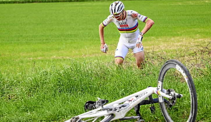 Pogacar se levanta y se apresura a coger su bicicleta tras sufrir una dura caída.