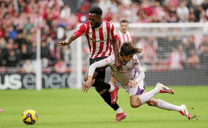 Iñaki Williams trata de superar a Bryan Gil en el reciente duelo entre el Athletic y el Girona.