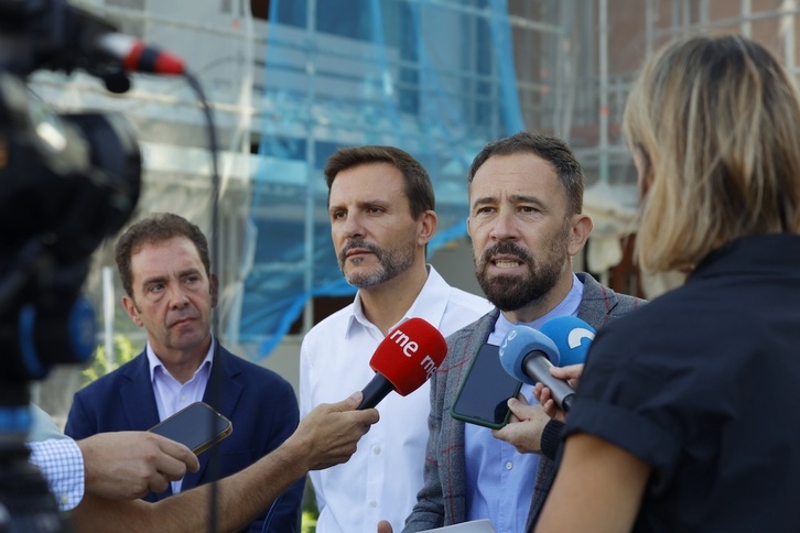 El consejero de Vivienda, Denis Itxaso, durante una visita a Lasarte.