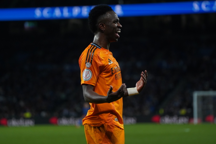 Vinicius exhorta al público a gritar más poco después de pedir al árbitro que parara el partido. 