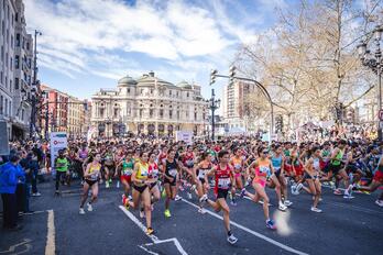 La salida de la prueba, con el Teatro Arriaga al fondo.