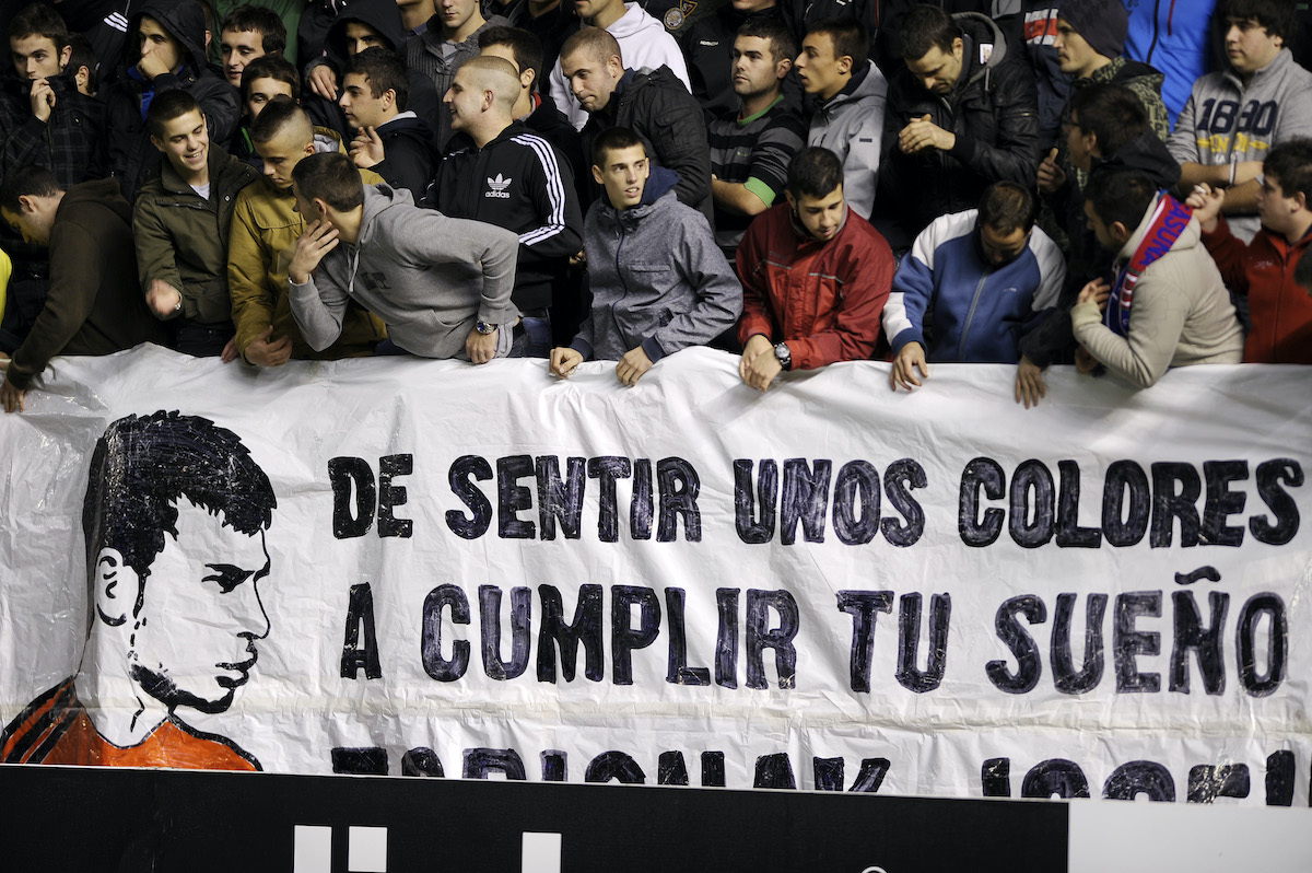 Pancarta en Graderío Sur felicitando a José García el día de su debut en Primera. (Foku)