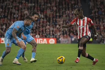 Nico Williams trata de regatear a su par.