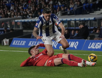Javi López trata sin éxito de superar a un jugador sevillista.