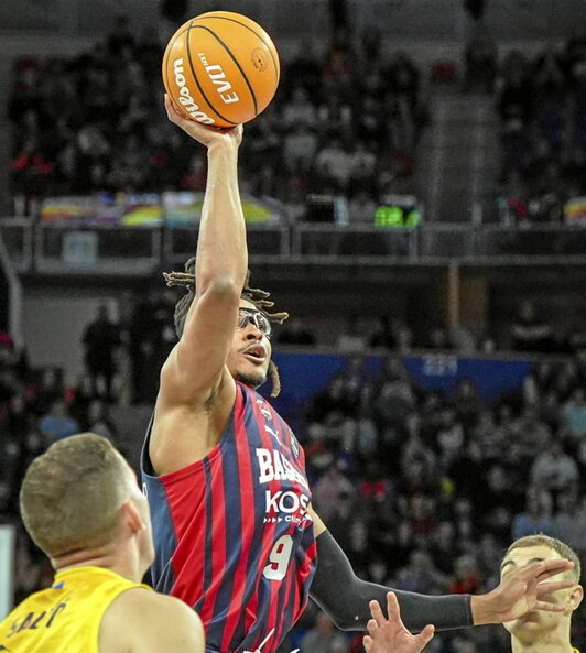 Moneke lanza a canasta sin oposición.