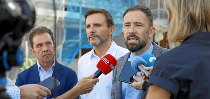 El consejero de Vivienda, Denis Itxaso, durante una visita a Lasarte.