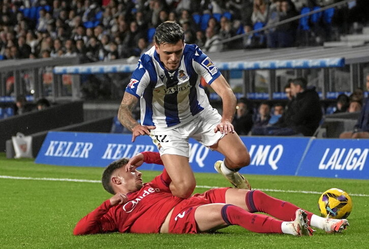 Javi López trata sin éxito de superar a un jugador sevillista.