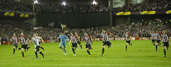 Euforia de los jugadores del Athletic cuando superaron al Sporting de Portugal, clasificándose para la final de la Europa League 2012.
