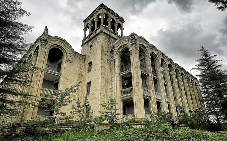 Sanatorio Gelati, de arquitectura neoclásica.