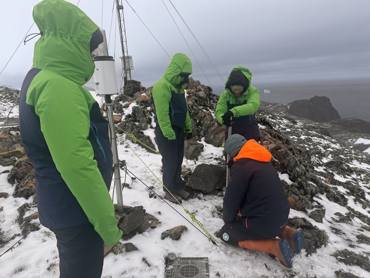 Ikertzaileak ezkutuko prezipitazioa neurtzen, Antartikako espedizioan.