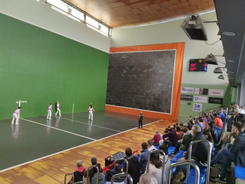 Igandean Etxebarrian jokaturiko jaialdiko irudi bat.