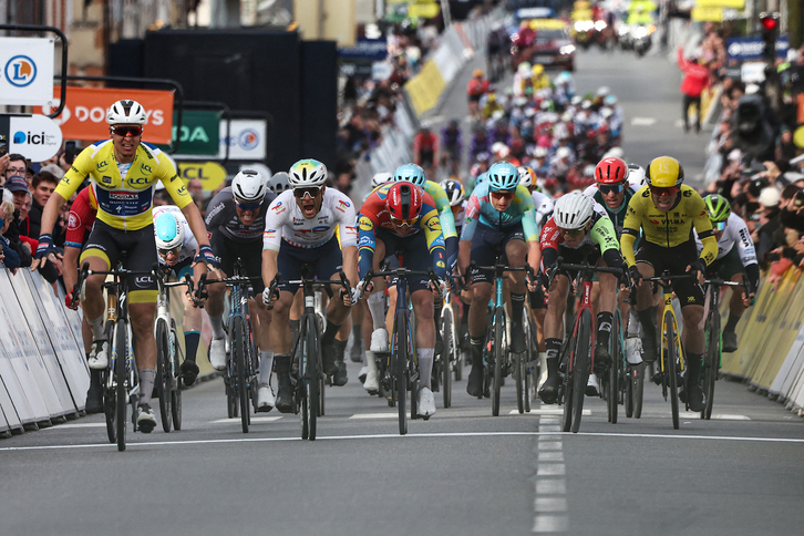Tim Merlier, a la izquierda, se prepara para celebrar su segundo triunfo.