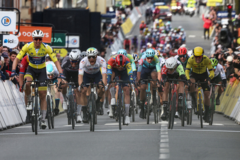 Tim Merlier, a la izquierda, se prepara para celebrar su segundo triunfo.