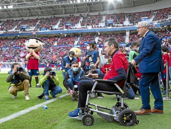 Unzué, homenajeado en El Sadar en abril de 2022.