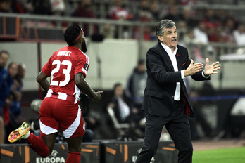 Mendilibar, en un partido dirigiendo al Olympiacos.