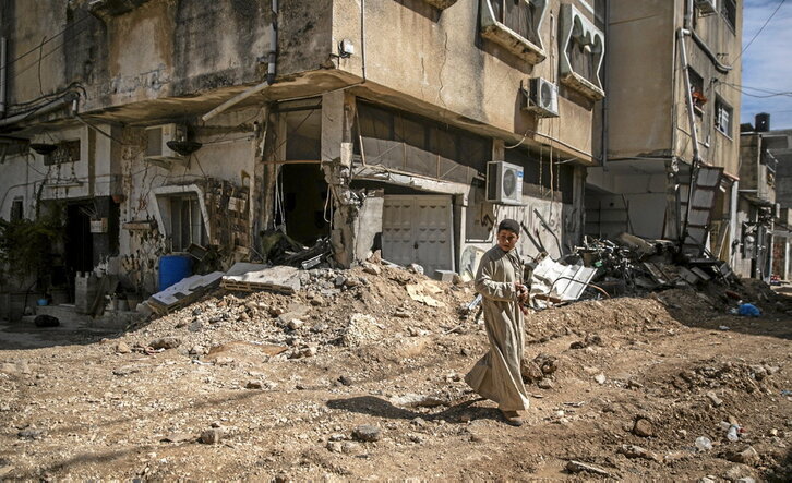 Un niño camina por una de las calles destruidas en las áreas cercanas al campamento de refugiados de Tulkarem.