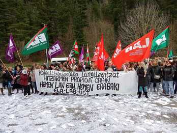 Ausolan taldearen Arrasateko egoitzaren aurrean mobilizatu dira astearte honetan.