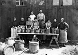 Konserba-fabriketako langileei eskainitako erakusketa.