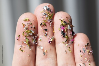 Gure egunerokoan topatu daitezkeen mikroplastikoen irudi bat.