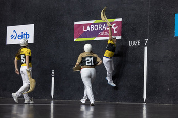 Arai, paretara igota, pilota eraman nahian.