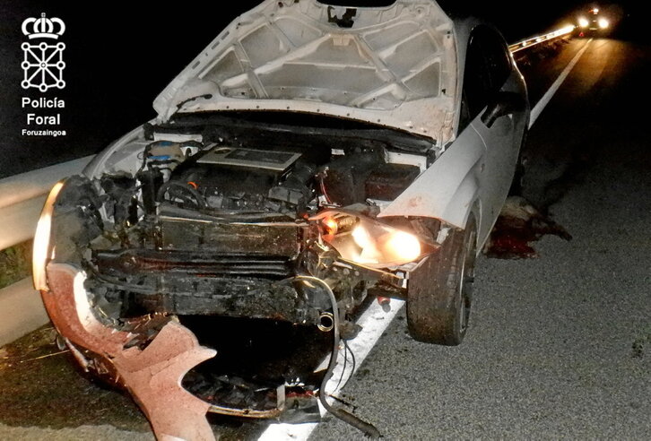Impacto de un jabalí contra un coche en Nafarroa en 2020, con el cadáver del animal asomando junto a la rueda trasera.
