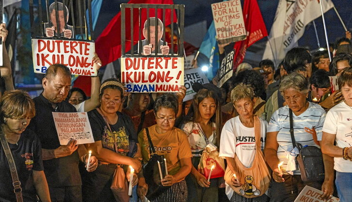 Vigilia en Ciudad Quezón para exigir justicia para las víctimas de la «guerra contra las drogas» tras conocer el arresto de Duterte.