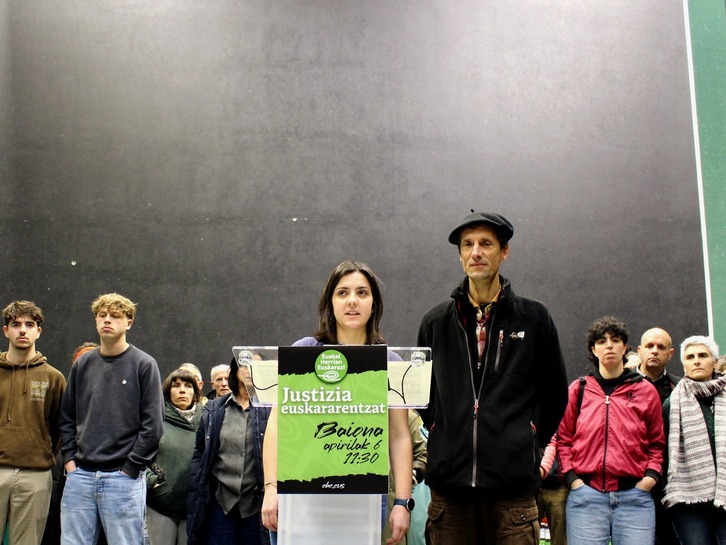 Baionako Trinketean elkartu dira hainbat eragile, euskaldunontzat justizia eske.