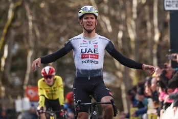 Jonas Vingegaard asoma al fondo tras el exultante Almeida, quien ha superado al danés casi sobre la línea de meta.