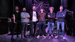 Txap, Borja, Jabi, Xabi, Eneko eta Sergio dira Lisabö  agertoki gainean.