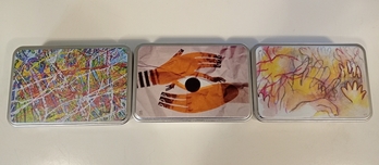 Cajas de artistas solidarios que entrega Harrera Elkartea a los nuevos colaboradores.