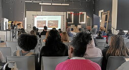 Washingtongo Cesar Cagigos institutuko ikasleak «Fuenteovejuna» antzezlanaren inguruko azalpenak jasotzen.