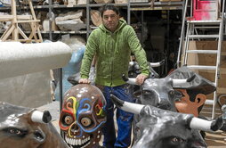 Ruben Platero, Arren duen lantokian. Orain dela gutxi Estafeta 47 souvenir denda historikoa ere hartu du, eta bertan saltzen ditu bere gomazko panpina ezagunak.