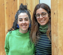 Ane Arrastoa eta Izaro Arroitia, ezkerretik eskuinera, MHLI ikerketa taldeko hezkuntza azpitaldeko bi kide.