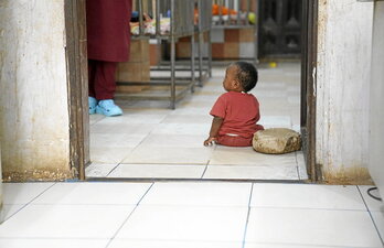 Umezurtz-etxe batean utzitako haur bat.