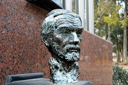 Séndicen busto baten irudia.