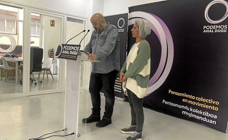 El coordinador general de Podemos Euskadi, Richar Vaquero, y la juntera vizcaina Eneritz de Madariaga, anunciaron el acuerdo.